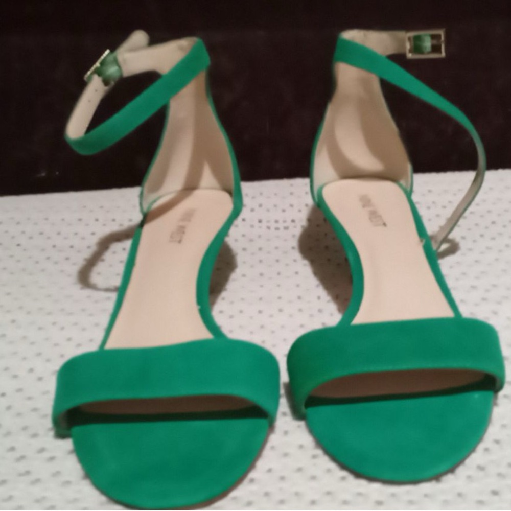 Nine West Green Ankle Strap Heel
Size 7.5